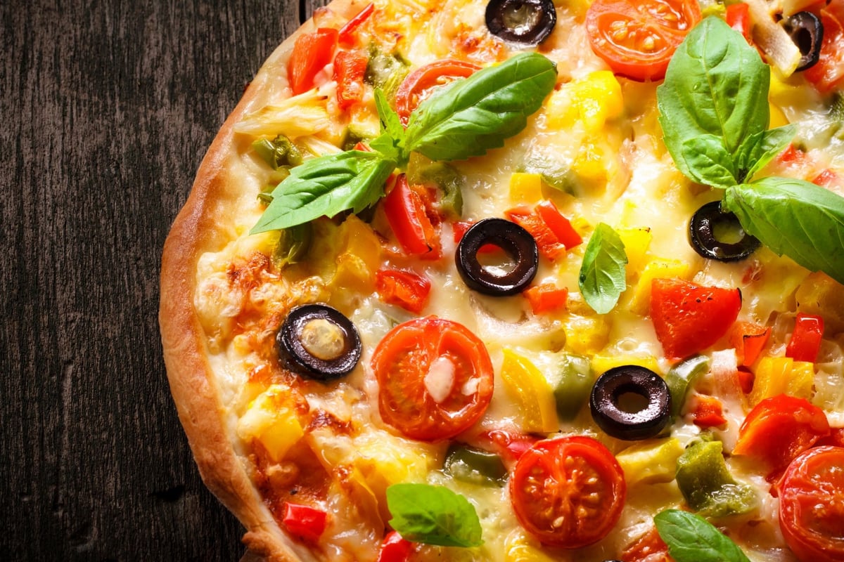70'EES Pizza 🇨🇦 Meat pizza, vegetarian pizza, vegan pizza, wings, Indian pizza — best pizza in Victoria, Spring 2026